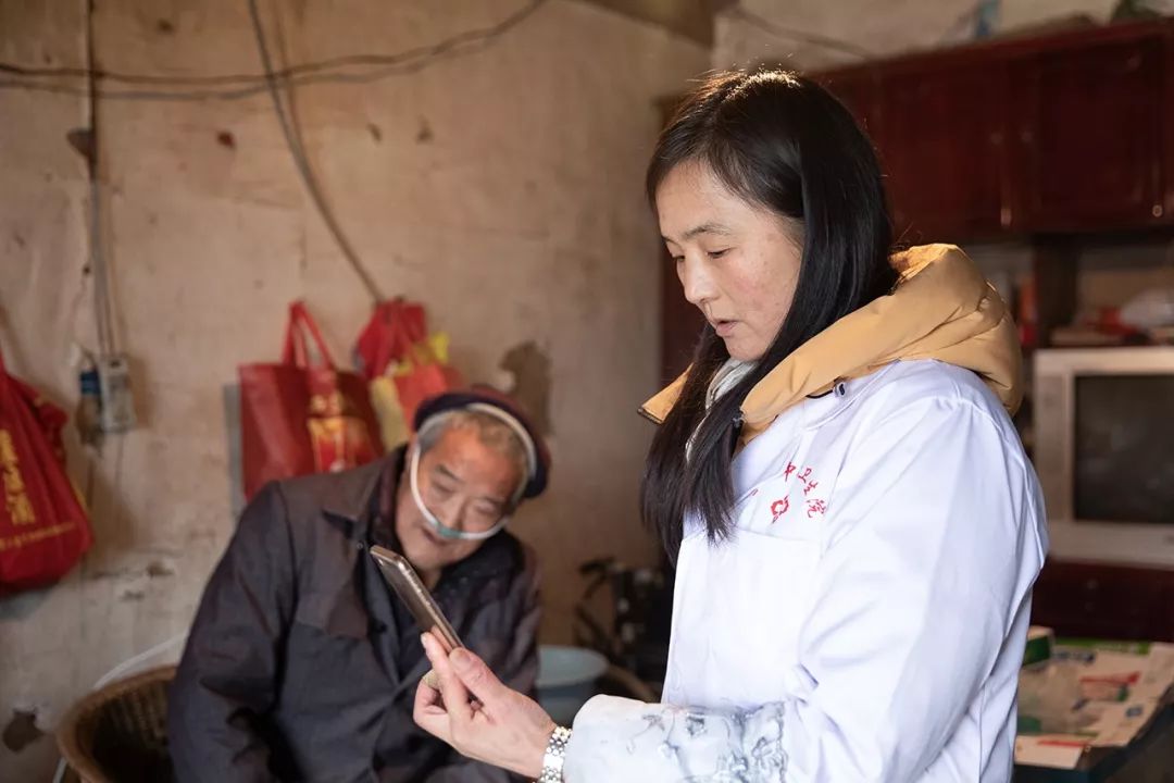Qin Renxiu is looking at the result of blood pressure examination