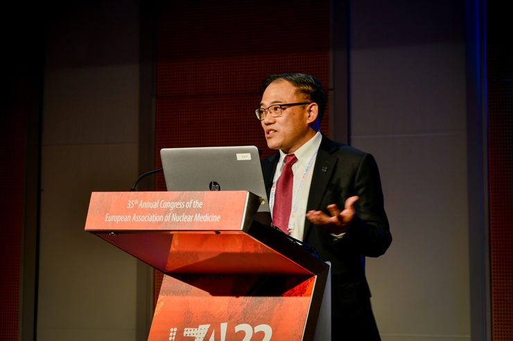 Prof. Li Hongdi at the podium