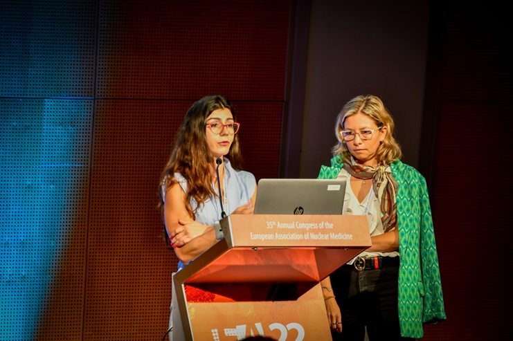 Dr. Doraku Joniada (Left) & Dr. Olivari Laura（Right） at the podium