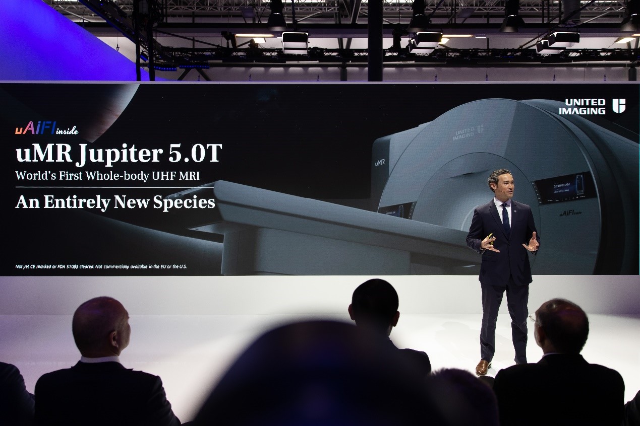 A presenter is introducing the features of Jupiter 5.0T